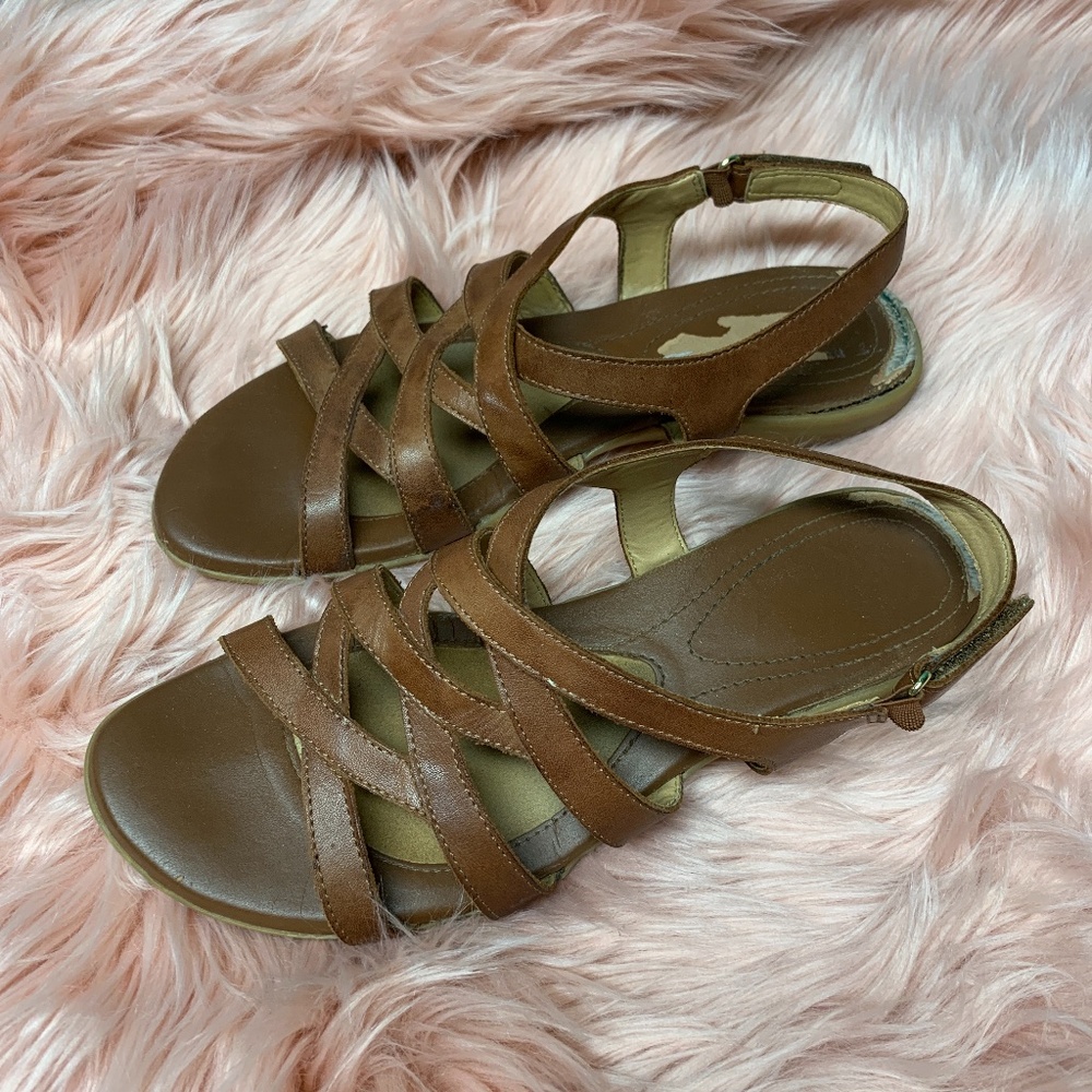 Comfortable size 8.5 (fits like 9) Naturalizer leather sandals